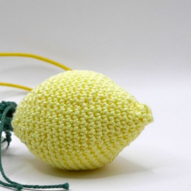 'Lemon Charm' gehäkelter Zitronen Anhänger von crroco studio