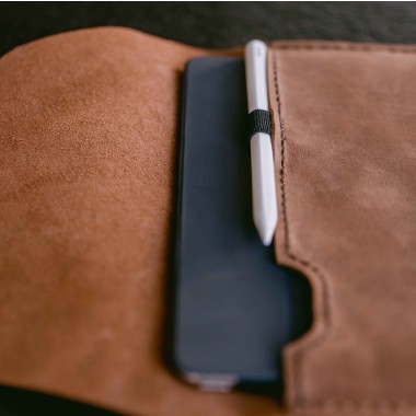 hecho. Hülle mit Stifthalter für iPad Pro 12.9" (2015-2017) Handmade | Pull-Up Leder "Fernando"