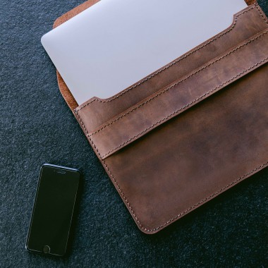 hecho. Hülle aus Pull-Up Leder für MacBook Air 15“ (2023) M2 | Handmade & Fair Fashion | „Fernando“