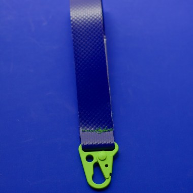 Mini-Strap aus LKW-Plane mit Soft-Touch-Karabiner – Blau & Neon Grün - Pikto3000