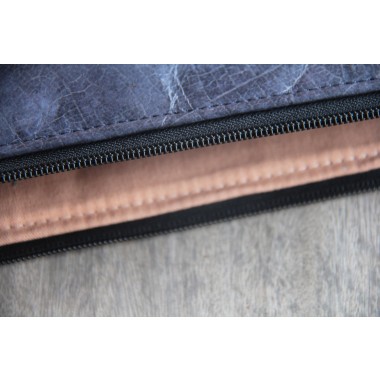 Gefütterte nachhaltige Laptop Hülle 13–14" aus Blattleder – Vegane, handgenähte & wasserabweisende Laptoptasche für MacBook Air / Pro - blau
