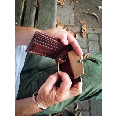Portemonnaie aus laminierten Portemonnaie aus laminierten Blättern in grün, 1-fach gefaltet - Braun