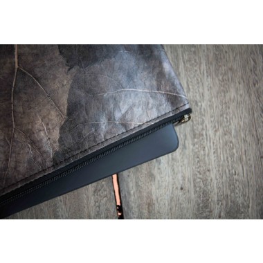 Gefütterte nachhaltige Laptop Hülle 13–14" aus Blattleder – Vegane, handgenähte & wasserabweisende Laptoptasche MacBook Air/Pro - grau/braun BY COPALA