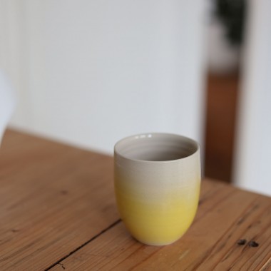 AURA Keramikbecher Gelb – Handgemachter Kaffeebecher mit Farbverlauf, Steinzeug Tasse, Handmade Cup, Geschenk für Kaffeeliebhaber