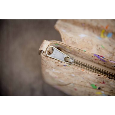 Schultertasche Damen aus Kork, praktische Clutch mit farbigen Akzenten, handgefertigt und vegan