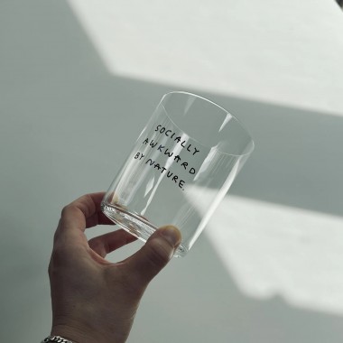 SOCIALLY AWKWARD BY NATURE - 550ML Glas - yahya studio, johanna schwarzer