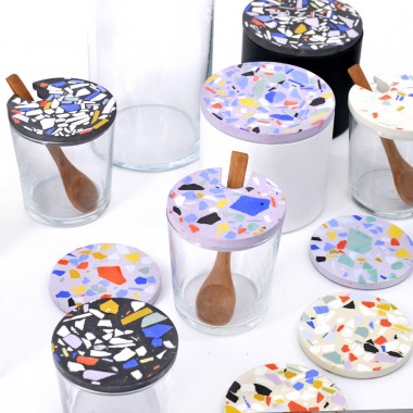 Terrazzo Zuckerdose mit Holzlöffel / BOLD Sand / objet vague