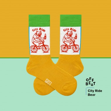 Bear Riding Bicycle Socken von Offbeat