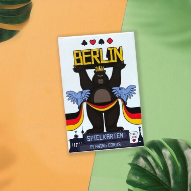 Stadtliebe® | Berlin Geschenk Set „Freundschaft“ 8 Bierdeckel Postkarten mit Berlin Motiven und Spielkarten Set
