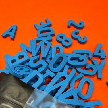 Set mit 200 modernen Magnetbuchstaben, Zahlen & Sonderzeichen. BREMER BLAU | TYPE OH