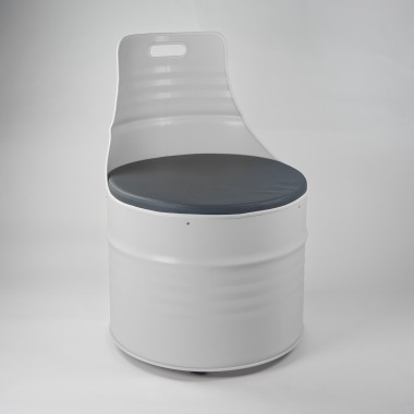 Lockengelöt - Sessel aus einem Ölfass