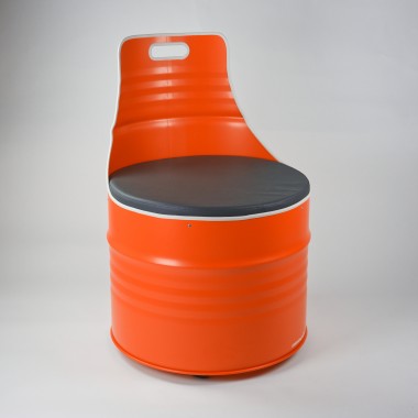 Lockengelöt - Sessel aus einem Ölfass