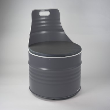 Lockengelöt - Sessel aus einem Ölfass