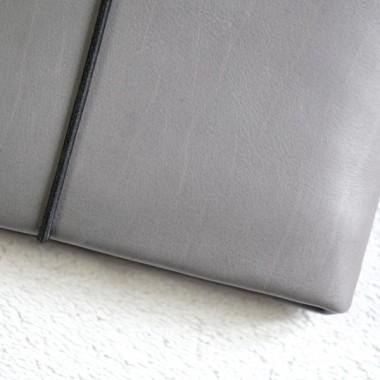 MacBook Sleeve aus grauem Leder