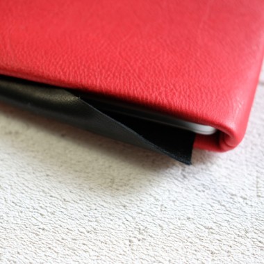 MacBook Sleeve aus rotem Leder