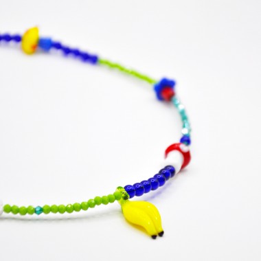 PINAPINA – Kette mit Edelsteinen, Glaspilzen, Blumen und Glasbanane