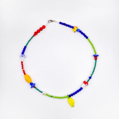 PINAPINA – Kette mit Edelsteinen, Glaspilzen, Blumen und Glasbanane