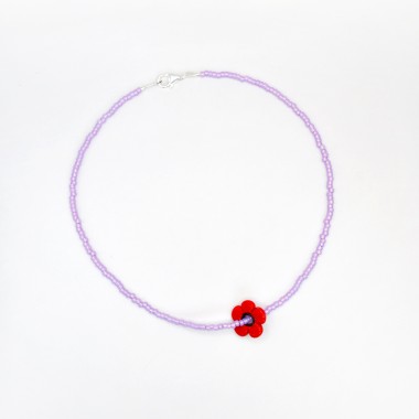 »BloomingAura« – Kette mit rotem Blumenanhänger und violetten Perlen von pinapina  