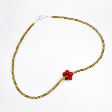 »BloomingAura« – Kette mit rotem Blumenanhänger und grünen oder violetten Perlen von pinapina