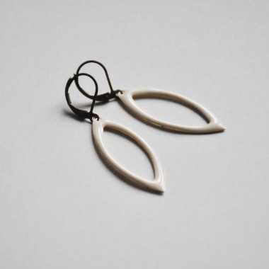 nahili UNIKAT - OHRRINGE - weiße Ellipsen - Emaille creme weiß altgold Bronze 