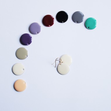 nahili OHRRINGE - golden dots - Emaille Kreise diverse Farben wie creme weiß, schwarz, flieder, lila goldene Haken 14K plattiert