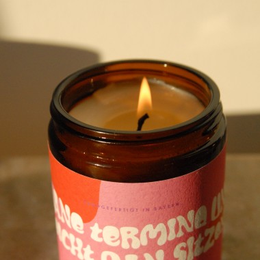 Koane Termine und leicht oan sitzen  | Bayerische Duftkerze | 180ml Rapswachs Zedernholz 