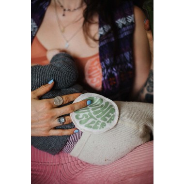 Waschbare Stilleinlagen mit homegrown Design und Social Impact von moodie x Motherhustler