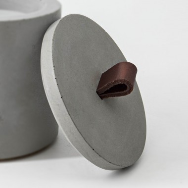 Nachfüllbares Beton-Indoor-Feuer “LIGHT L” – mit Ledergriff Farbe Rot-Braun - Ideal Wachsreste verbrauchen