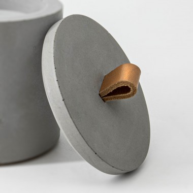 Nachfüllbares Beton-Indoor-Feuer “LIGHT S” – mit Ledergriff Farbe Cognac - 
Ideal Wachsreste verbrauchen
