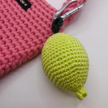 'Lemon Charm' Zitronen Anhänger von crroco studio