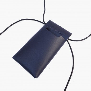 EINFACHDESIGN Handytasche zum Umhängen dunkelblau aus pflanzlich gegerbtem Leder mit verstellbarem Riemen