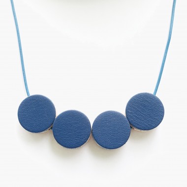 EINFACHDESIGN, magnetische Kette für verschiedene Kettenformationen, Leder auf Holz mit Lederband, blau