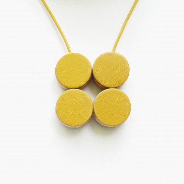 EINFACHDESIGN, magnetische Kette für verschiedene Kettenformationen, Leder auf Holz mit Lederband, gelb