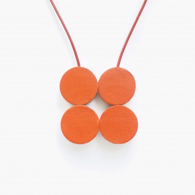 EINFACHDESIGN, magnetische Kette für verschiedene Kettenformationen, Leder auf Holz mit Lederband, orange