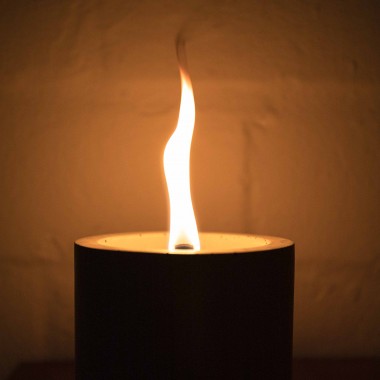 Nachfüllbares Beton-Outdoor-Feuer “LIGHT S“ – mit Ledergriff Farbe Cognac - Ideal Wachsreste verbrauchen