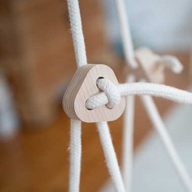 Nido: Mitwachsende Schaukel "Flip" in Terrakotta mit wollfarbenen Seilen