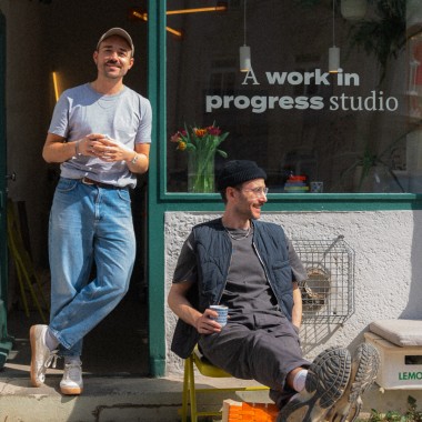 XO Hocker & Sidetable in Koralle von Studio Sonntag	