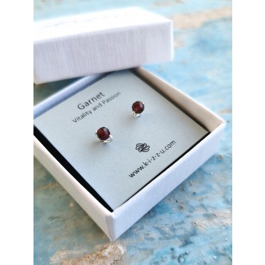 Granat-Ohrstecker • Dunkelrote Mini-Studs • Handmade aus Sterling Silber / Gold Filled • Leidenschaft & neue Energie