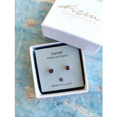 Granat-Ohrstecker • Dunkelrote Mini-Studs • Handmade aus Sterling Silber / Gold Filled • Leidenschaft & neue Energie