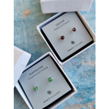 Granat-Ohrstecker • Dunkelrote Mini-Studs • Handmade aus Sterling Silber / Gold Filled • Leidenschaft & neue Energie