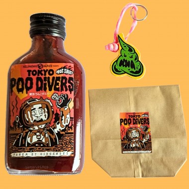 Hot Sauce Tokyo Poo Divers  – Carolina Reaper Chili-Sauce in Geschenkset mit Anhänger - Heldbergs Games