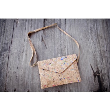 Schultertasche Damen aus Kork, praktische Clutch mit farbigen Akzenten, handgefertigt und vegan