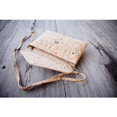 Schultertasche Damen aus Kork, praktische Clutch mit farbigen Akzenten, handgefertigt und vegan