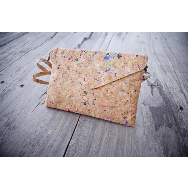 Schultertasche Damen aus Kork, praktische Clutch mit farbigen Akzenten, handgefertigt und vegan