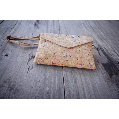 Schultertasche Damen aus Kork, praktische Clutch mit farbigen Akzenten, handgefertigt und vegan