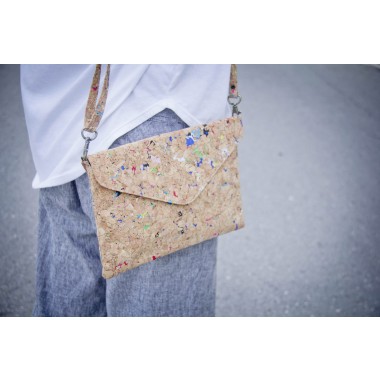 Schultertasche Damen aus Kork, praktische Clutch mit farbigen Akzenten, handgefertigt und vegan