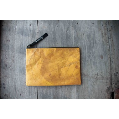 Gefütterte nachhaltige Laptop Hülle 15–16" aus Blattleder – Vegane, handgenähte & wasserabweisende Laptoptasche für MacBook Air /Pro in gelb