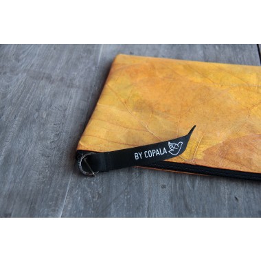 Gefütterte nachhaltige Laptop Hülle 13–14" aus Blattleder – Vegane, handgenähte & wasserabweisende Laptoptasche für MacBook Air / Pro in gelb