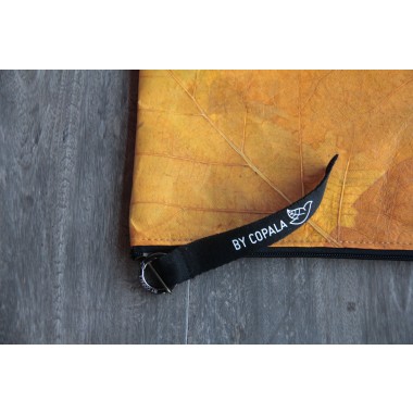 Gefütterte nachhaltige Laptop Hülle 15–16" aus Blattleder – Vegane, handgenähte & wasserabweisende Laptoptasche für MacBook Air /Pro in gelb