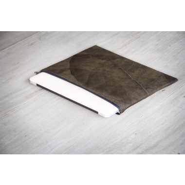Gefütterte nachhaltige Laptop Hülle 15–16" aus Blattleder – Vegane, handgenähte & wasserabweisende Laptoptasche für MacBook in grau / braun
